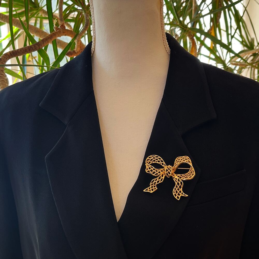 MONET Bow Brooch Vintage Lapel Pin Gold Tone Filigree - Picture 5 of 10